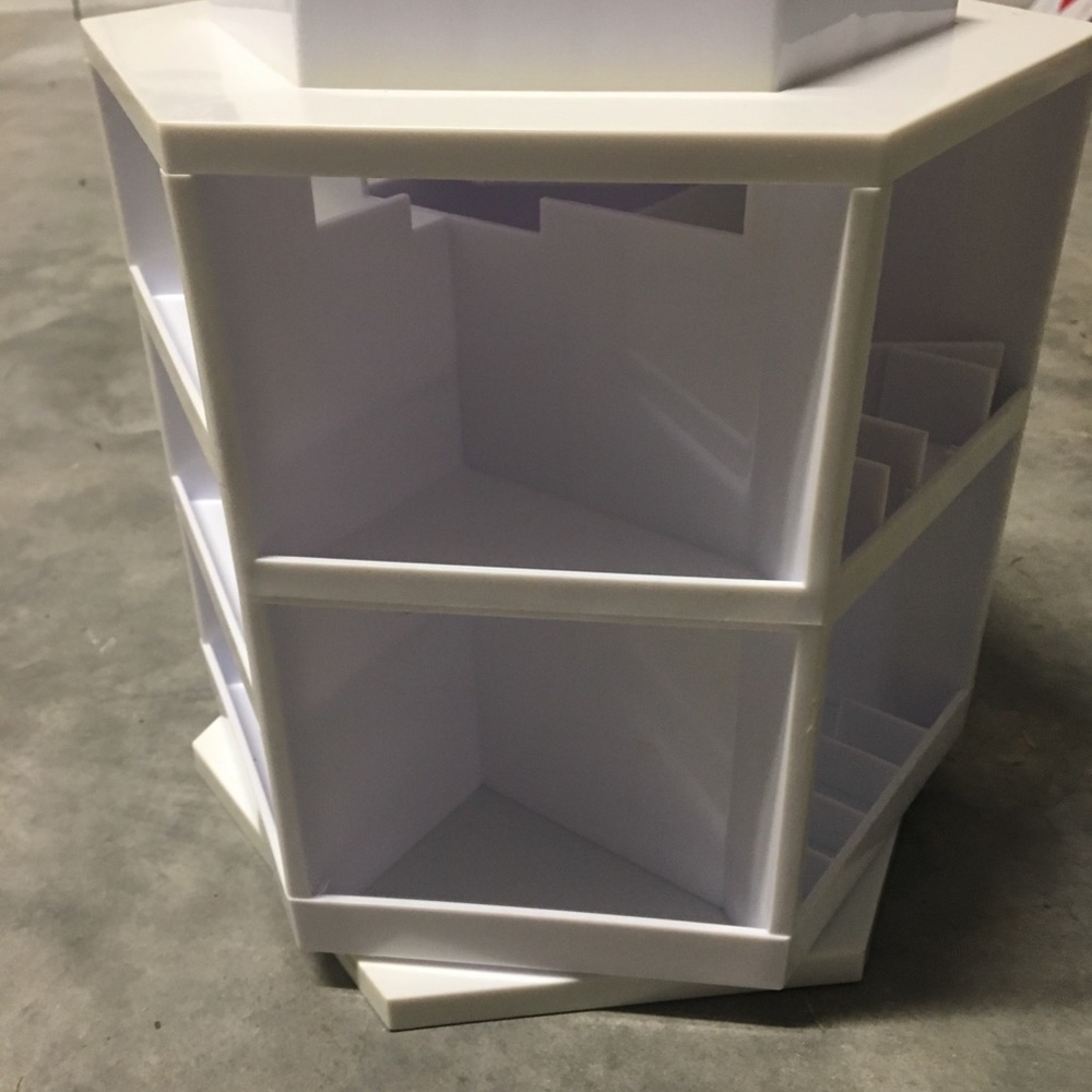 Good condition makeup storage area!!